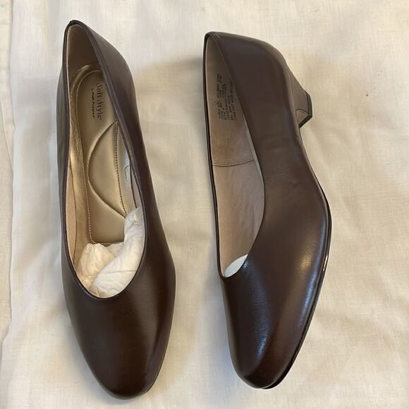 SOFT STYLE BY HUSH PUPPIES BROWN LEATHER SHOES. NEW IN BOX - Picture 2 of 9